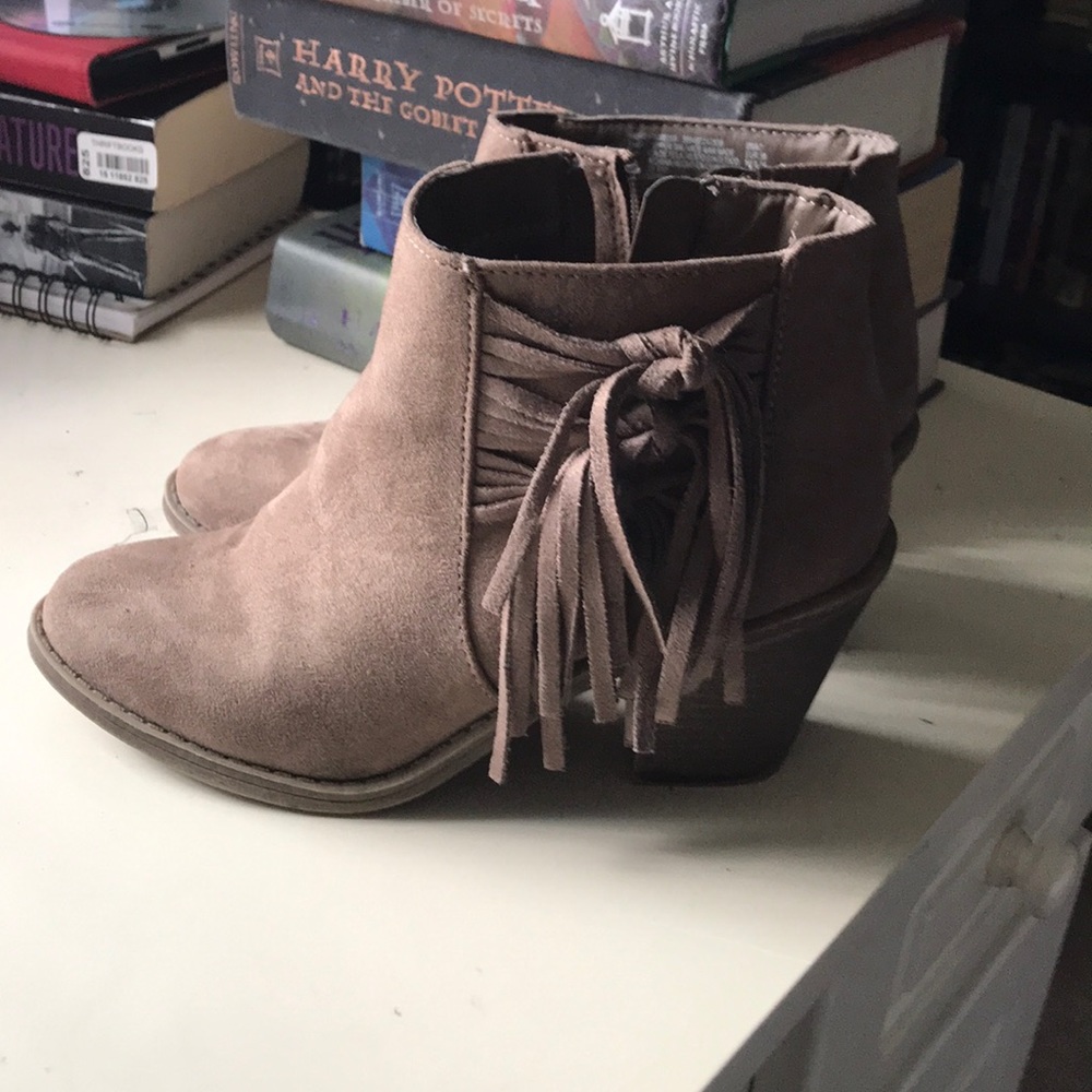 Suede heels with tassels on the side